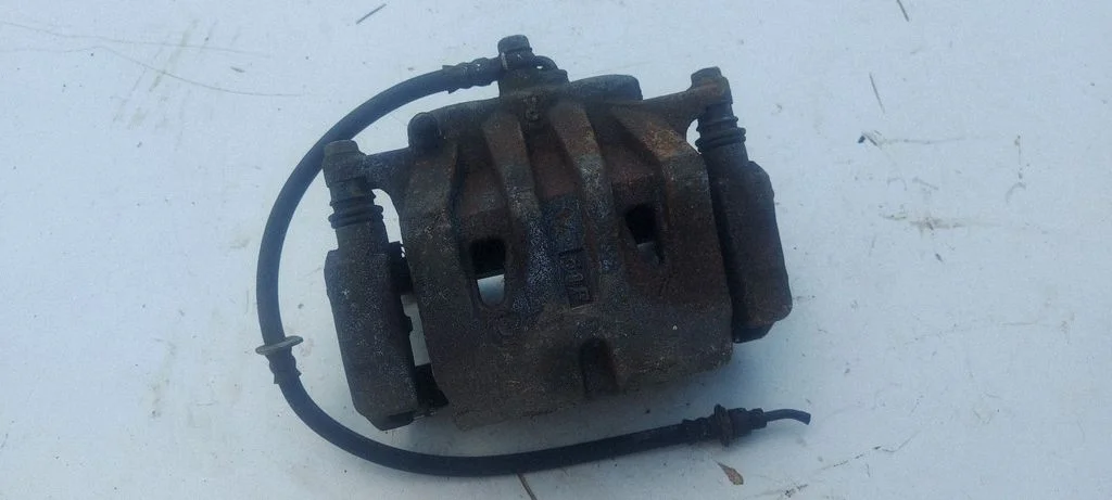 Front brake caliper – right