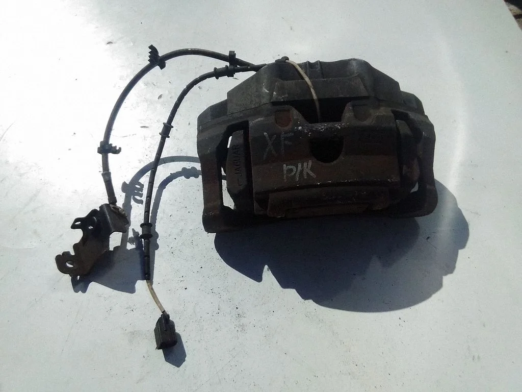 Front brake caliper – left