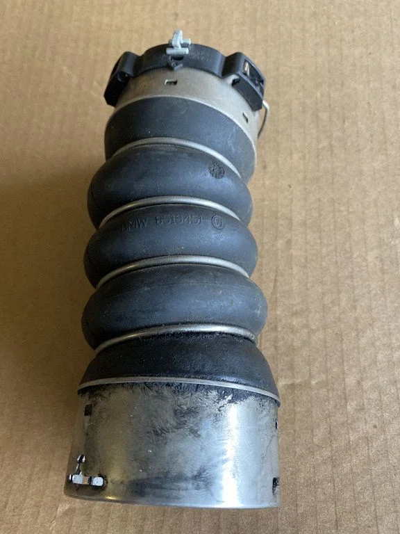 Vahejahuti voolik (-ud)/ toru (-d) 8513451