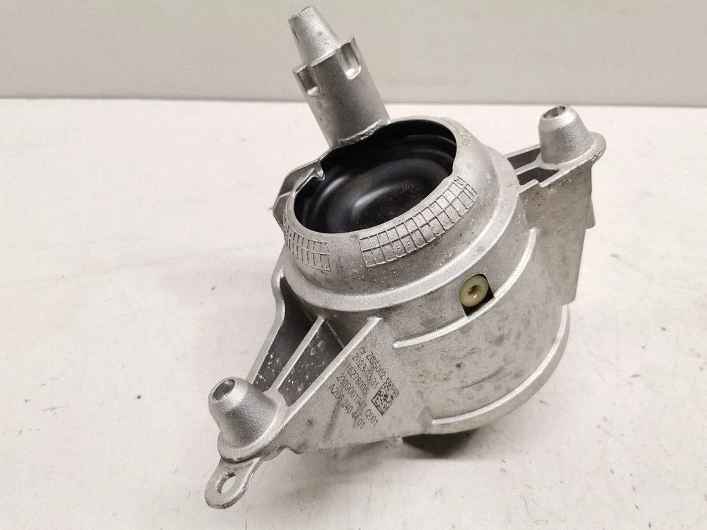 Engine mount bracket A2062404401