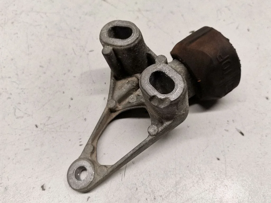 Engine mount bracket 8K0199339D