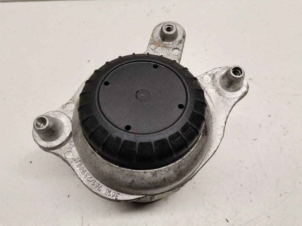 Engine mount bracket A2052406517