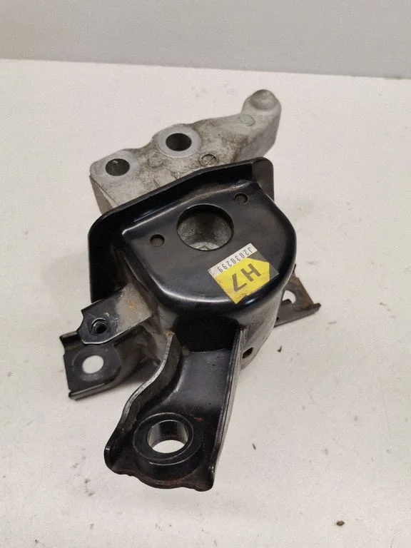 Engine mount bracket J2030299