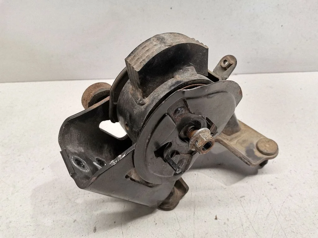 Engine mount bracket – front
