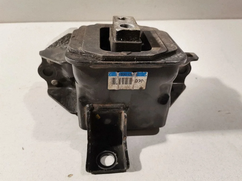 Engine mount bracket