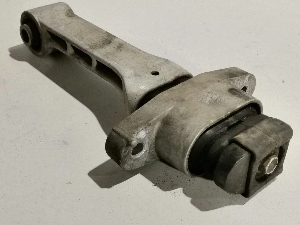 Engine mount bracket 21957D9000