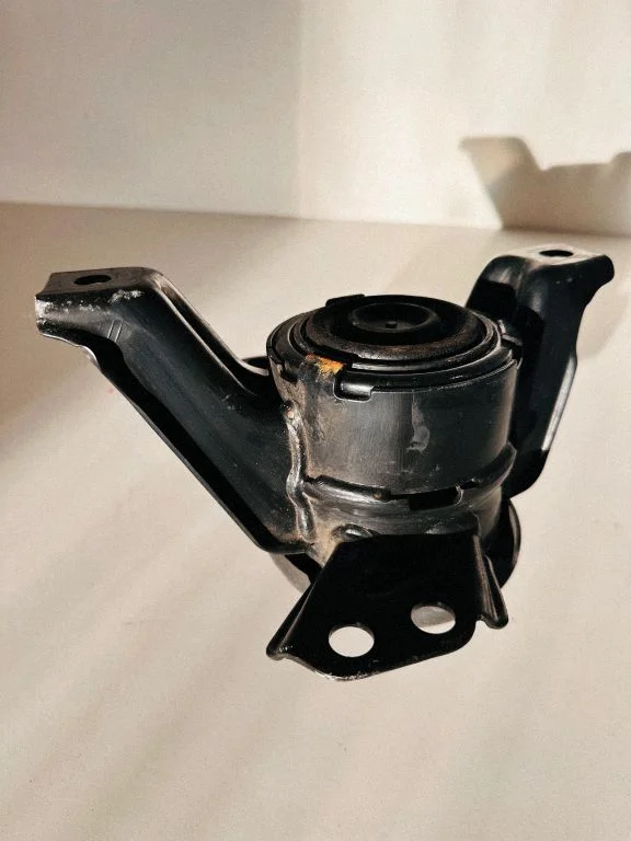 Engine mount bracket 21815D9100