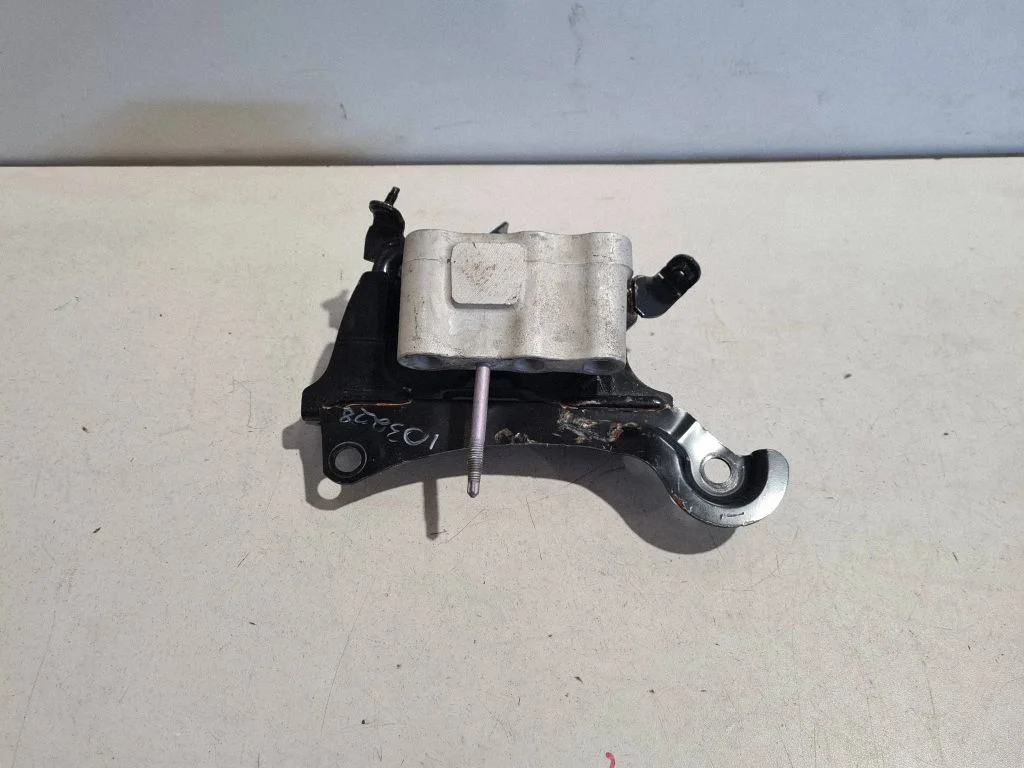 Engine mount bracket