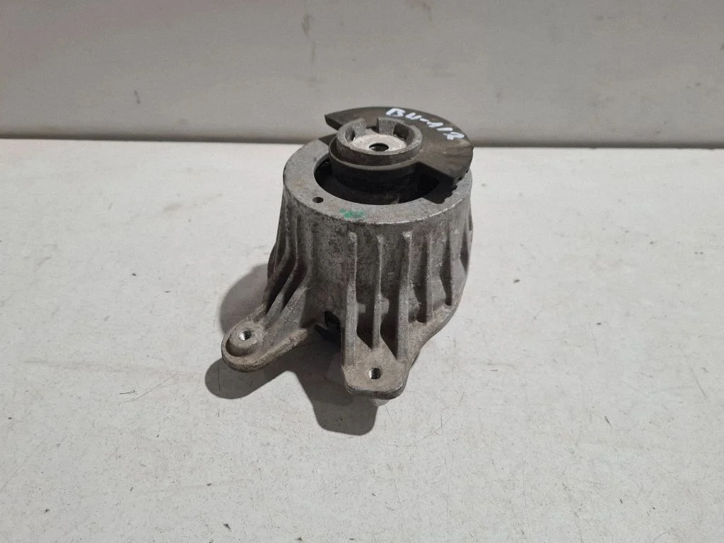 Engine mount bracket A2052406717