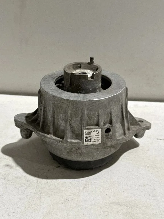 Engine mount bracket A2052406617