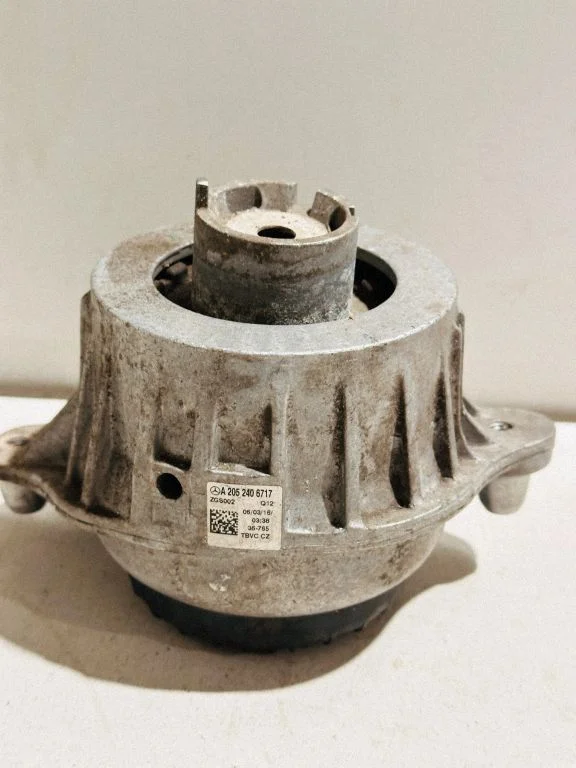 Engine mount bracket A2052406717