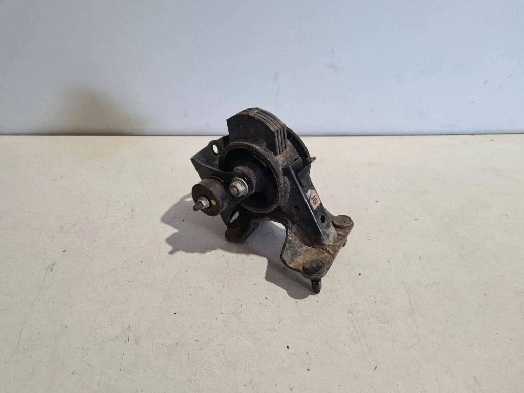 Engine mount bracket