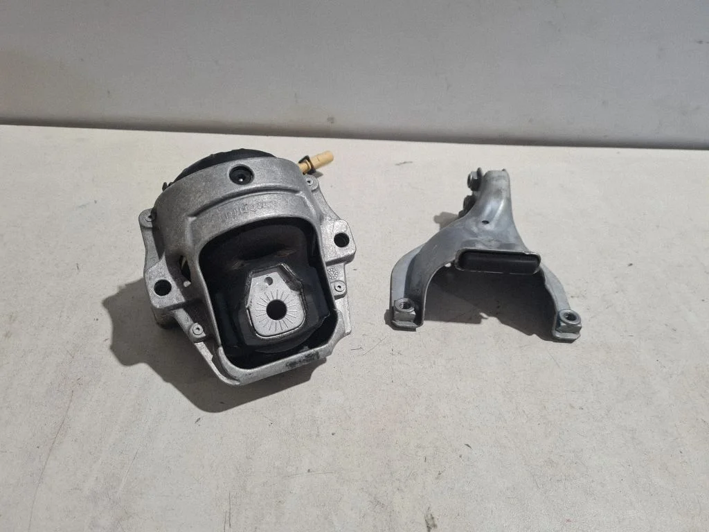 Engine mount bracket 8R0199381