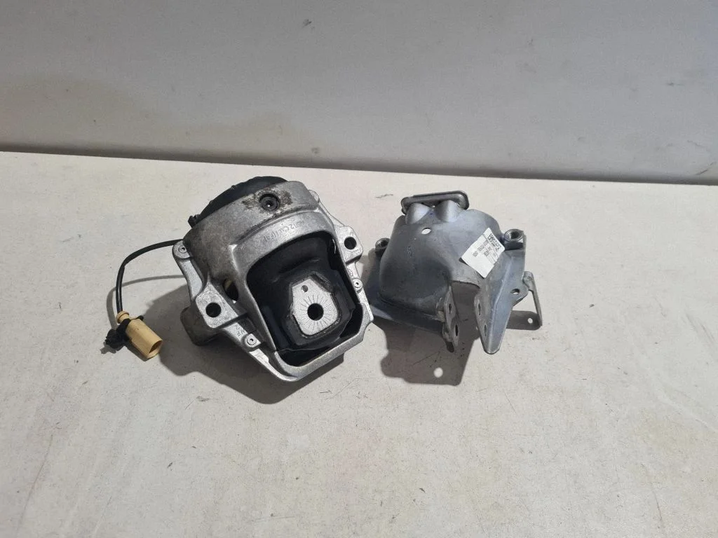 Engine mount bracket 8R0199381