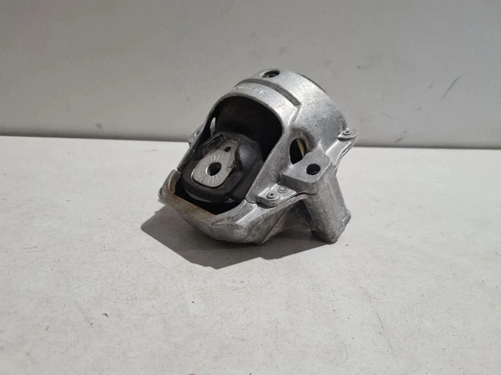 Engine mount bracket 8R0199381