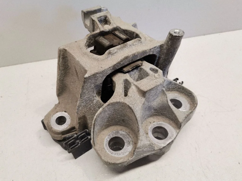 Engine mount bracket 39070281
