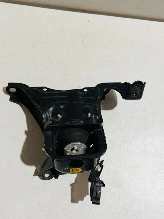 Engine mount bracket
