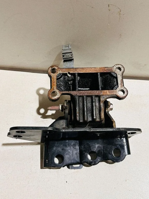 Engine mount bracket – front