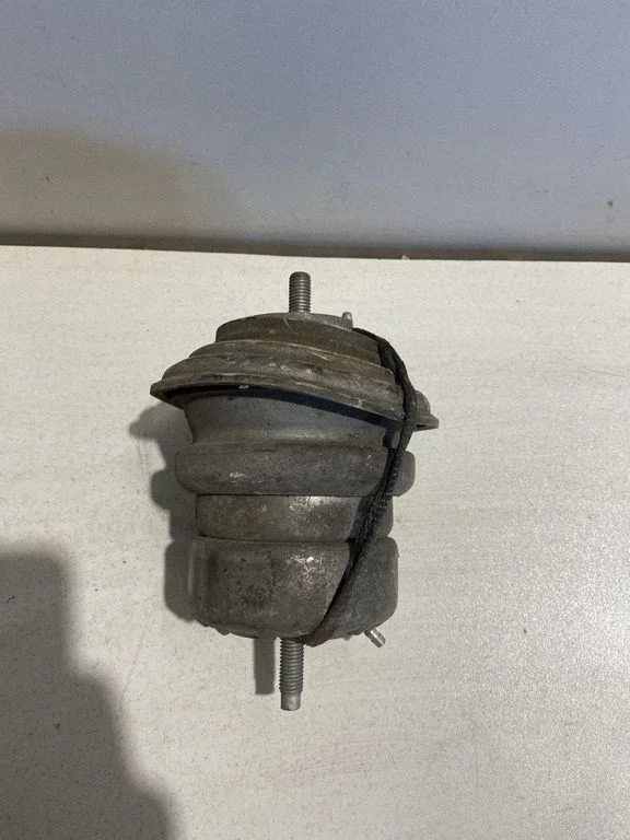 Engine mount bracket