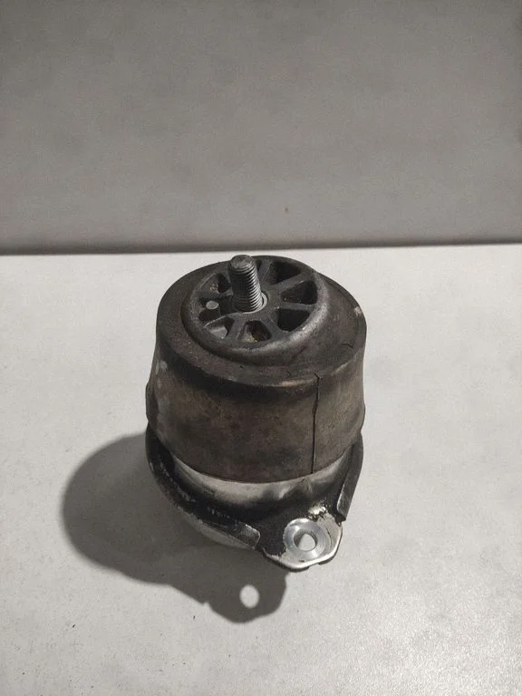 Engine mount bracket 7P6199131