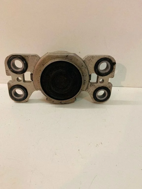 Engine mount bracket EJ327M121AD