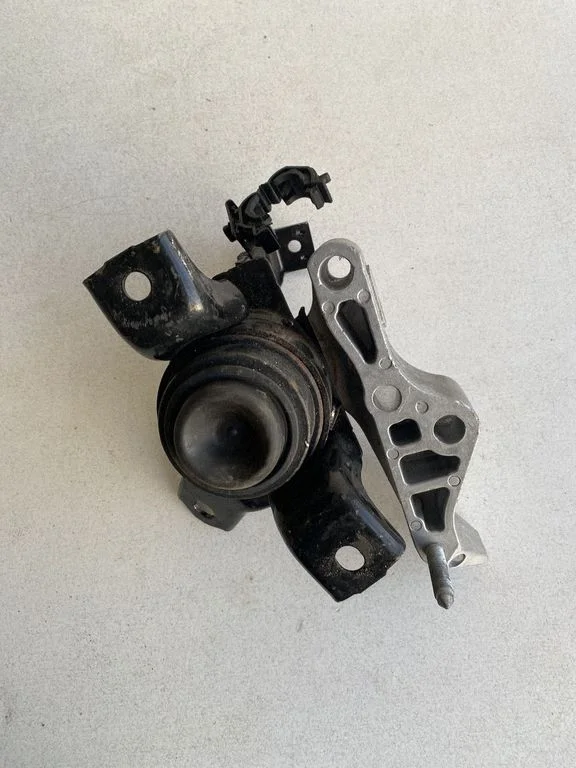 Engine mount bracket