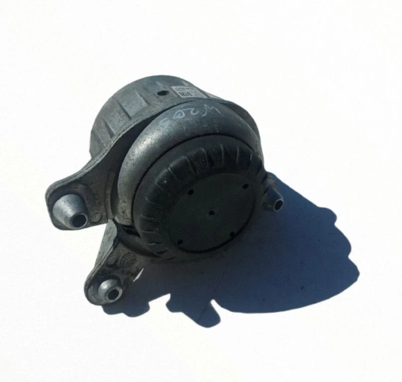 Engine mount bracket A2052406717