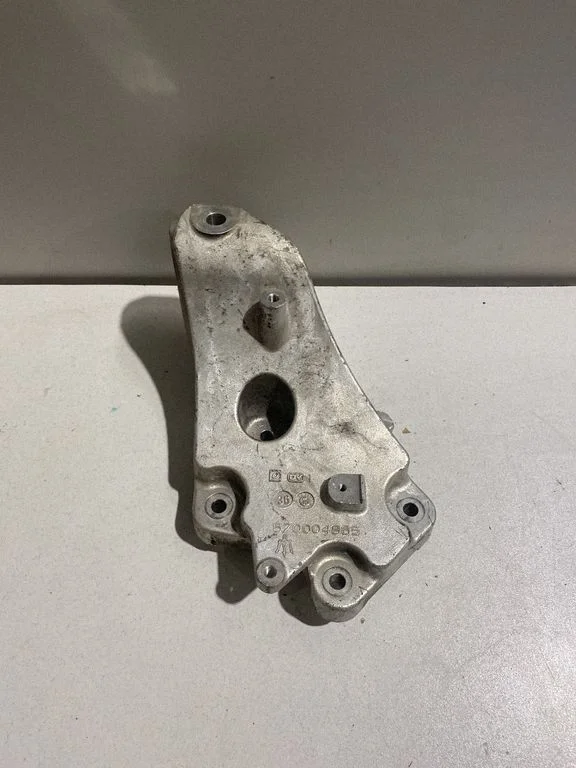 Engine mounting bracket – Maserati Ghibli (2013-)
