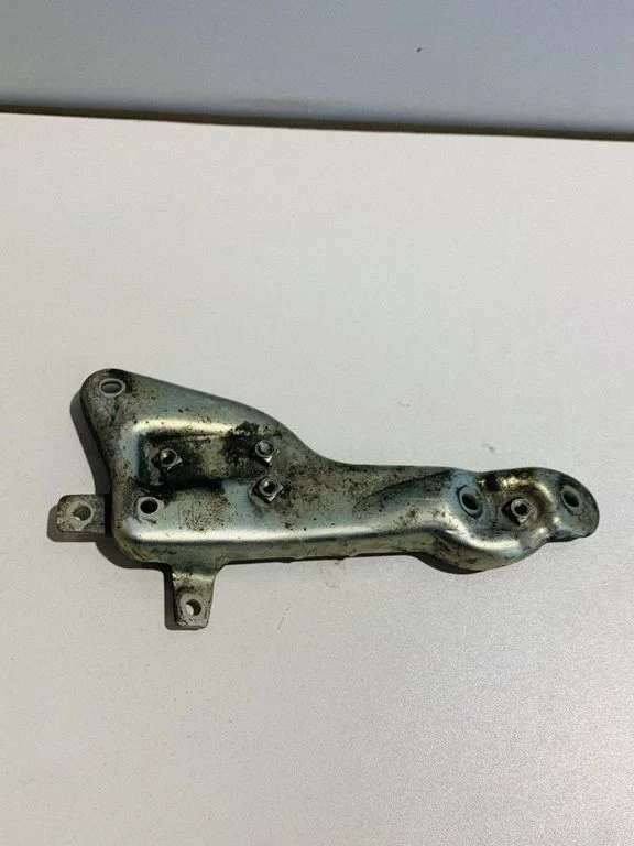 Mootori kinnituskronstein A6510901041