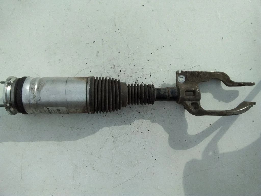Front shock absorber/damper – Land Rover Range Rover L405 (2013-2021)