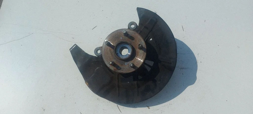 Front wheel hub – left