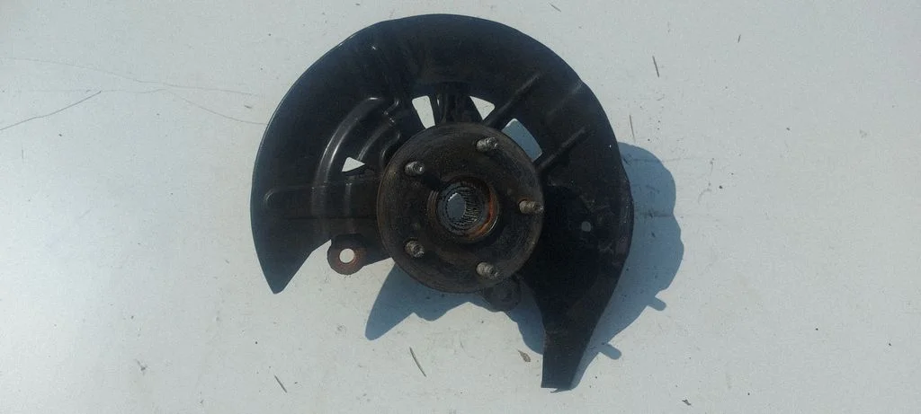 Front wheel hub – left