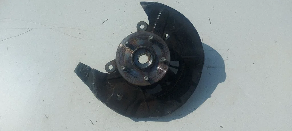 Front wheel hub – left