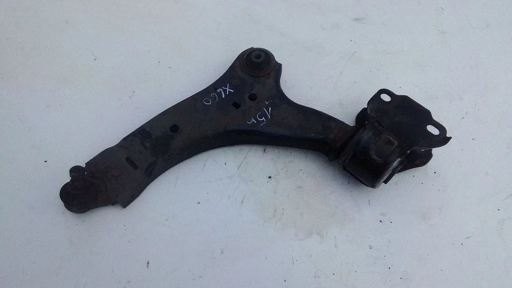 Front lower control arm/wishbone – left
