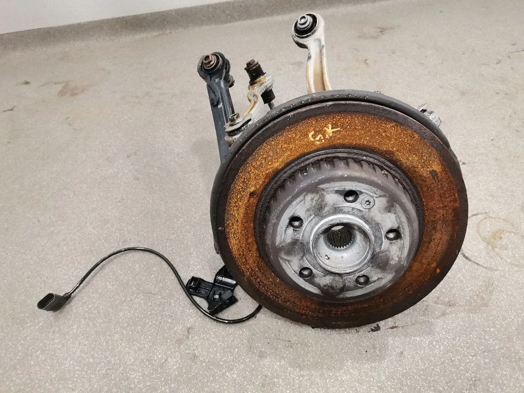 Rear wheel hub spindle/knuckle – left