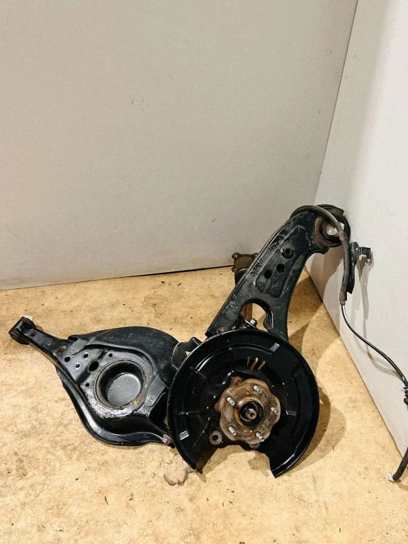 Rear wheel hub spindle/knuckle R71L