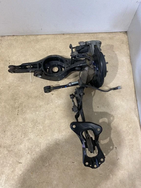 Rear wheel hub spindle/knuckle – left