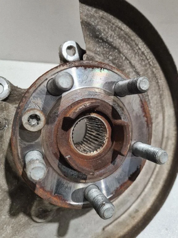 Rear wheel hub 28A83410
