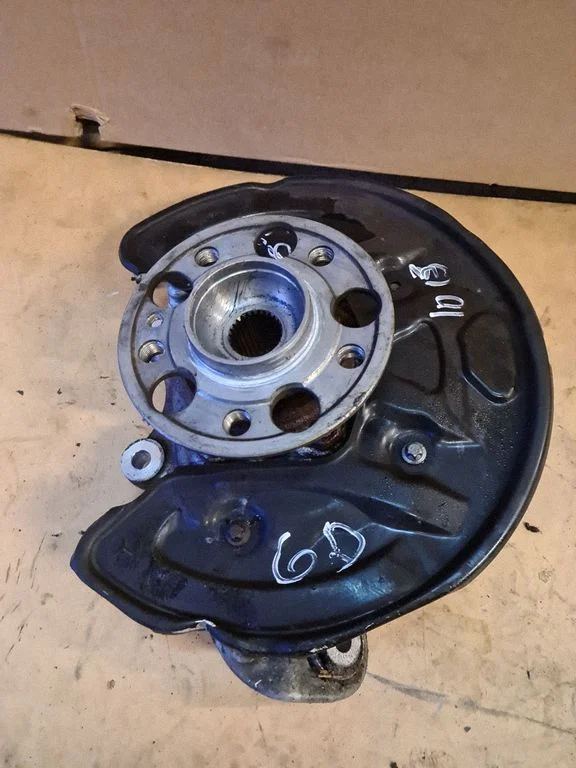 Rear wheel hub – rear right