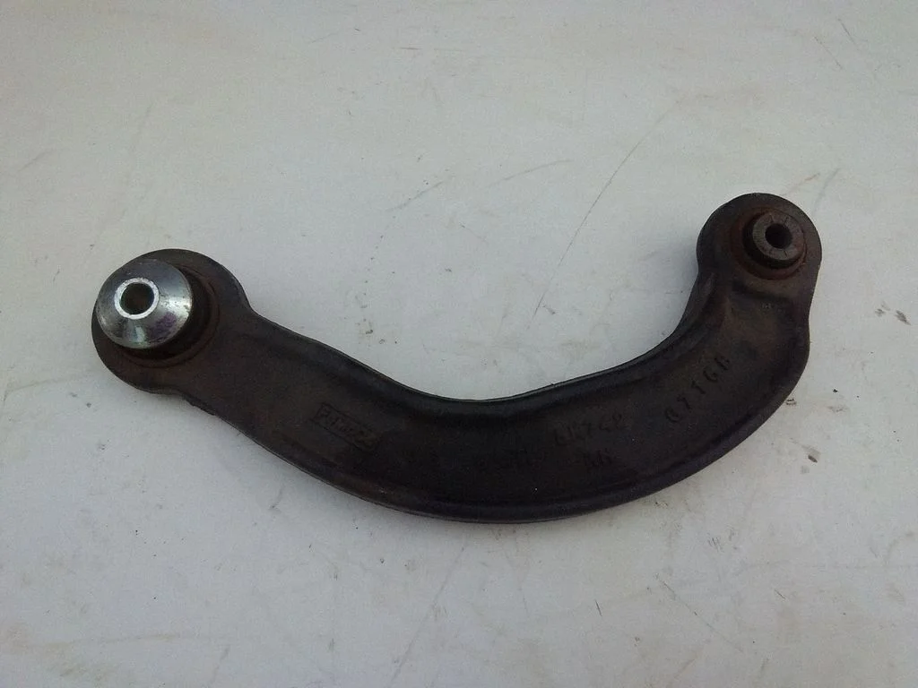 Rear control arm 5K742