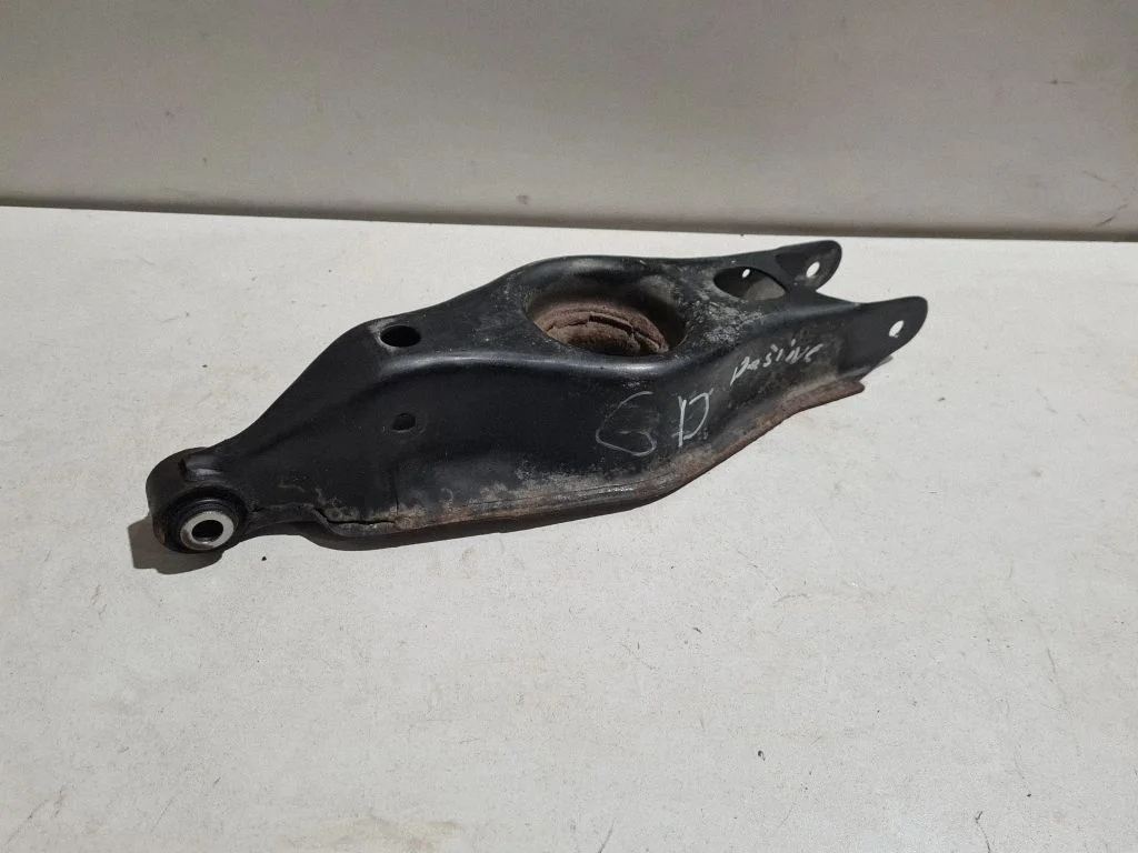 Rear upper control arm/wishbone – rear right