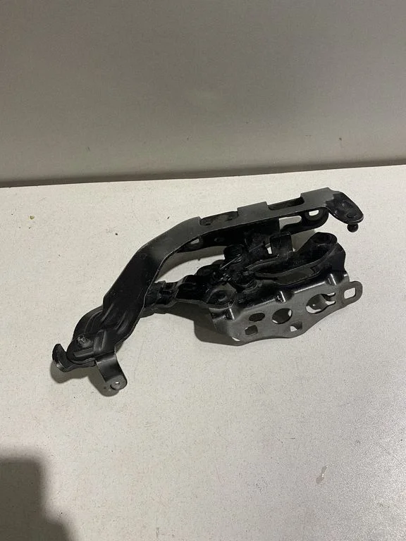 Engine bonnet/hood hinges