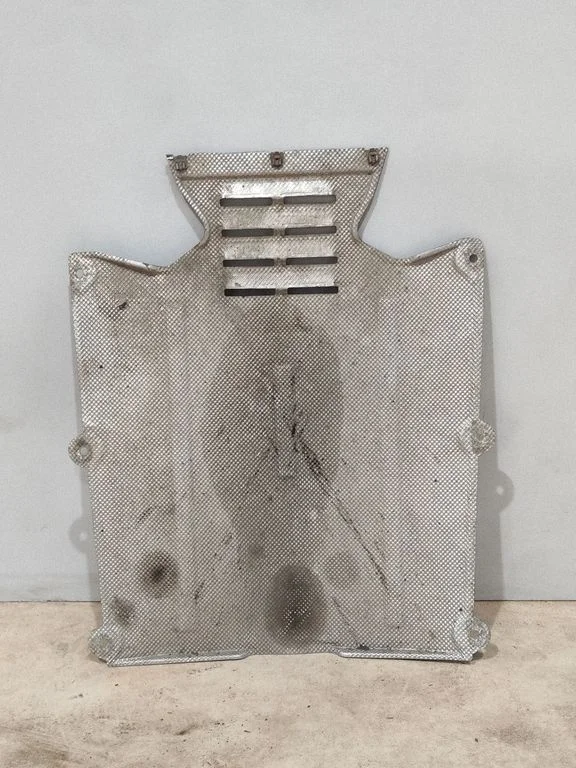Engine splash shield/under tray – front