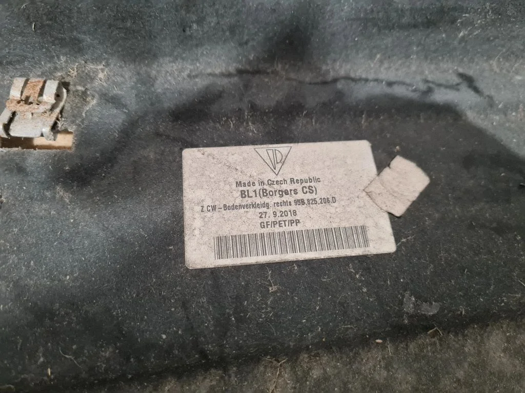 Engine splash shield/under tray 95B825206D