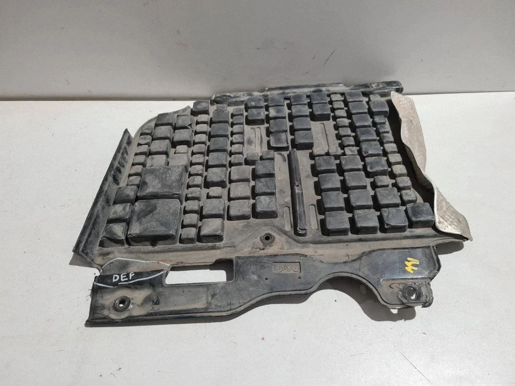 Engine splash shield/under tray – front