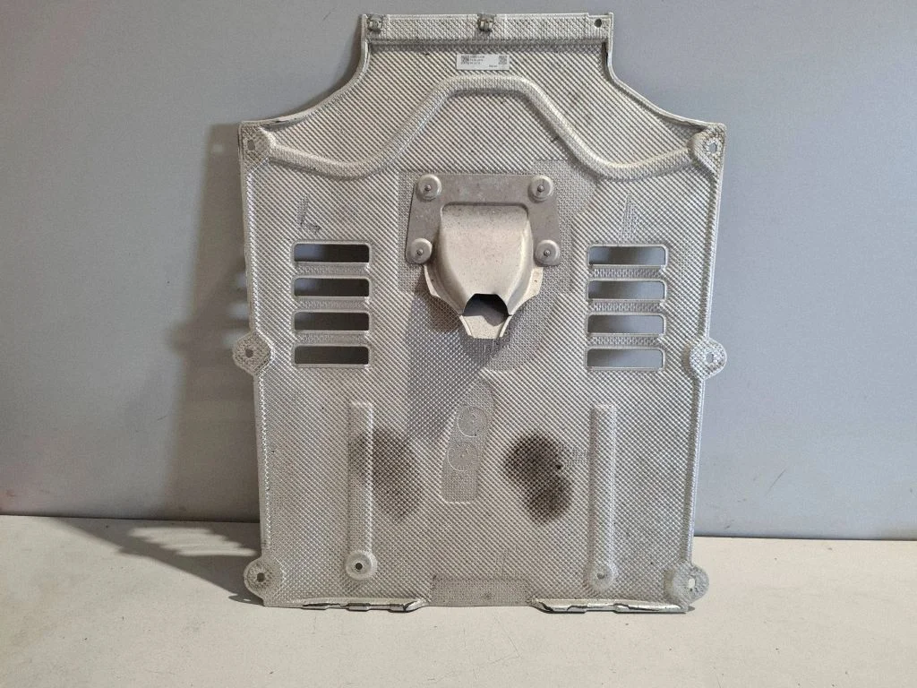 Engine splash shield/under tray 95B8252090