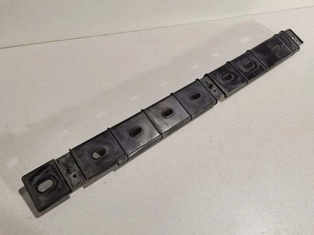 Center/middle under tray cover 31315D3000