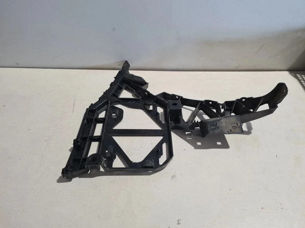 Rear bumper mounting bracket A1668851721