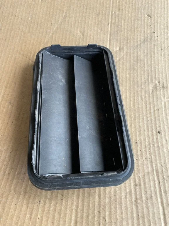Quarter panel pressure vent 6294012170