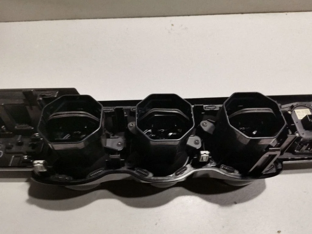 Dash center air vent grill A2476805902